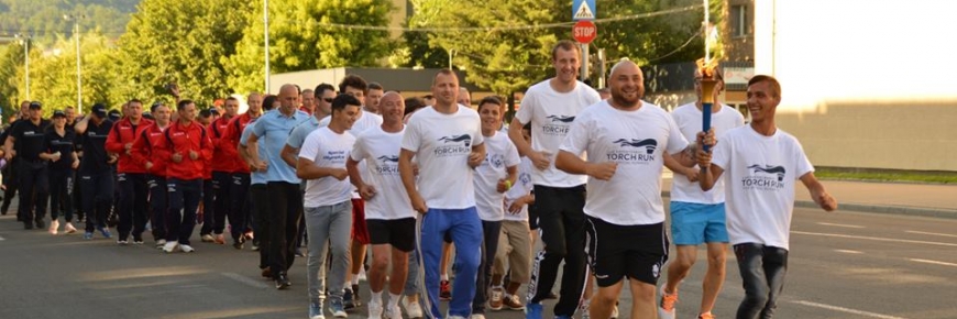 Robert Țuțea și Paul Rusu, purtători ai torței Flacăra Speranței la ceremonia de deschidere a Jocurilor Naționale Special Olympics